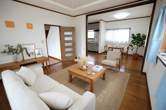 【居間・リビング】 | 毛呂山町市場 中古住宅 | １階リビング８帖(AI加工にて家具配置)