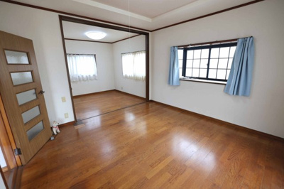 【居間・リビング】 | 毛呂山町市場 中古住宅 | １階リビング８帖