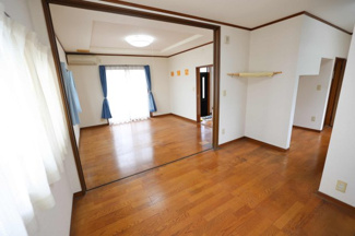 【居間・リビング】 | 毛呂山町市場 中古住宅 | １階リビング８帖