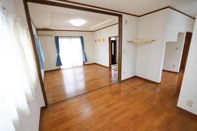 【居間・リビング】 | 毛呂山町市場 中古住宅 | １階リビング８帖