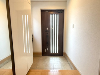 【玄関】 | レイクタウン１丁目　戸建住宅　越谷レイクタウン駅徒歩１３分 | ゆとりをもった玄関には、大容量のトールタイプのシューズBOXが設置されていています。姿見もありますので、お出かけ前の身だしなみチェックも安心です。