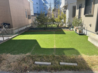 【庭】 | レイクタウン１丁目　戸建住宅　越谷レイクタウン駅徒歩１３分 | 建物南側には広いお庭があります。ガーデニングや家庭菜園はもちろん、夏場はお子様用のプールを出して水遊びなども楽しめますね。