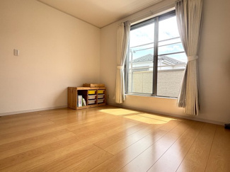 【洋室】 | レイクタウン１丁目　戸建住宅　越谷レイクタウン駅徒歩１３分 | 2階7畳洋室。日差しがしっかりと入る明るいお部屋です。形もよくベッドや机のレイアウトもしやすいお部屋です。