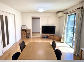 【居間・リビング】 | レイクタウン１丁目　戸建住宅　越谷レイクタウン駅徒歩１３分 | キッチンから見たリビング、ダイニング、和室です。