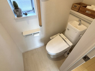 【トイレ】 | レイクタウン１丁目　戸建住宅　越谷レイクタウン駅徒歩１３分 | 窓があるので換気も十分することが可能です。