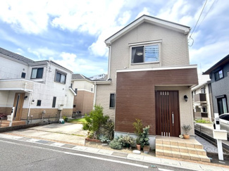 【外観】 | レイクタウン１丁目　戸建住宅　越谷レイクタウン駅徒歩１３分 | 2016年9月築。全居室南東向き。建物南側はお庭と駐車場で空間が確保されているので日当たり良好なお家です。