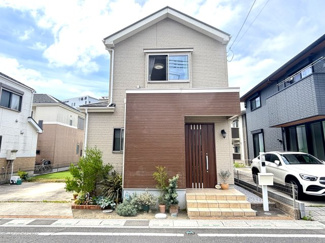 【外観パース】 | レイクタウン１丁目　戸建住宅　越谷レイクタウン駅徒歩１３分 | 全体はベージュを基調に、正面にブラウンをアクセントとして取り入れ、落ち着いた印象の中にもあたたみのある素敵な外観です。