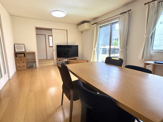 【居間・リビング】 | レイクタウン１丁目　戸建住宅　越谷レイクタウン駅徒歩１３分 | 午前中から陽ざしが注ぎ、家族みんなでくつろげる広々としたリビングダイニングです。