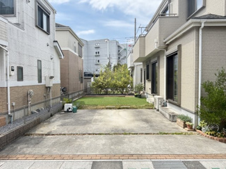 【駐車場】 | レイクタウン１丁目　戸建住宅　越谷レイクタウン駅徒歩１３分 | 車2台並列駐車可能（サイズによる）です。お車を2台所有されているご家庭、来客の多いご家庭でも安心です。