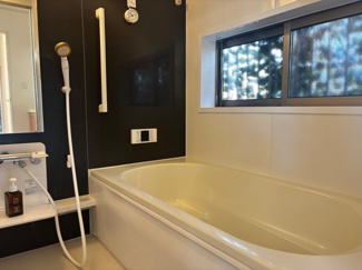 【浴室】 | レイクタウン１丁目　戸建住宅　越谷レイクタウン駅徒歩１３分 | 1616サイズのユニットバスには浴室暖房換気乾燥機が設置されています。梅雨の時期、なかなか乾かない洗濯物も浴室乾燥機があれば安心です。