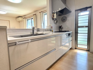 【キッチン】 | レイクタウン１丁目　戸建住宅　越谷レイクタウン駅徒歩１３分 | 対面式のオープンシステムキッチンからはリビングダイニングが見わたせるので、お料理中でも家族の顔が見えて、会話も弾みます。