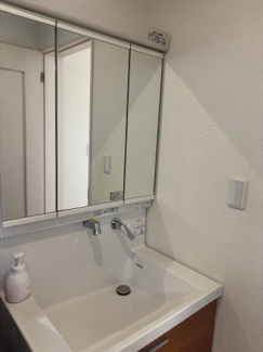 【独立洗面台】 | レイクタウン１丁目　戸建住宅　越谷レイクタウン駅徒歩１３分 | 奇麗な三面鏡付き独立洗面化粧台