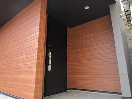 広島市安佐南区緑井８丁目　新築一戸建ての玄関