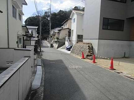 広島市安佐南区緑井８丁目　新築一戸建ての前面道路含む現地写真