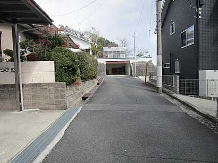 広島市安佐南区緑井８丁目　新築一戸建ての前面道路含む現地写真