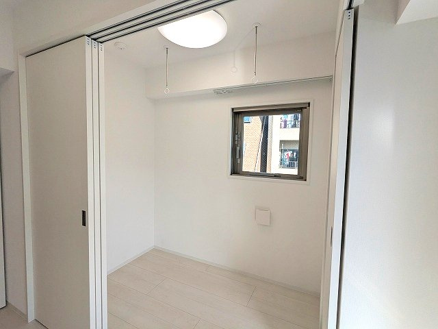 Prime Bliss新御徒町の設備|洋室
フロアによりナチュラルとホワイトの内装
照明付き
角部屋窓付き