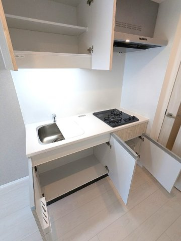 Prime Bliss新御徒町の設備|ガス2口システムキッチン、瀟洒でお手入れ楽なガラストップコンロ、料理しやすい様にシンクカバー付、豊富な収納です