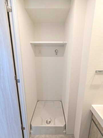 Prime Bliss新御徒町の設備|トイレと独立した独立洗面脱衣室の洗濯機置場は排水口のお手入れしやすい様に手前中央に配置しています