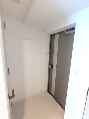 Prime Bliss新御徒町の設備|ディンプルキーのダブルロックセキュリティ、姿水鏡付、人感センサー付玄関ライト、右上にフック付きです
