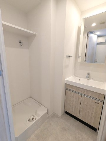 Prime Bliss新御徒町の洗面所|トイレと独立した独立洗面脱衣室、洗濯機置場は排水口のお手入れしやすい様に手前中央に配置しています
