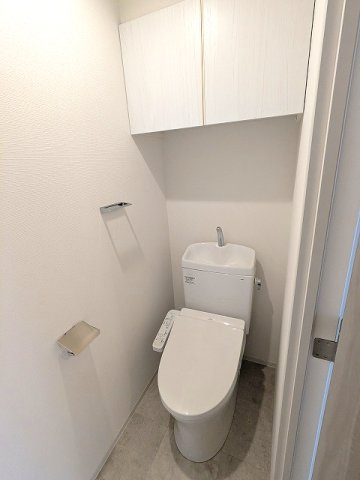 Prime Bliss新御徒町のトイレ|洗面室と独立した温水洗浄便座です