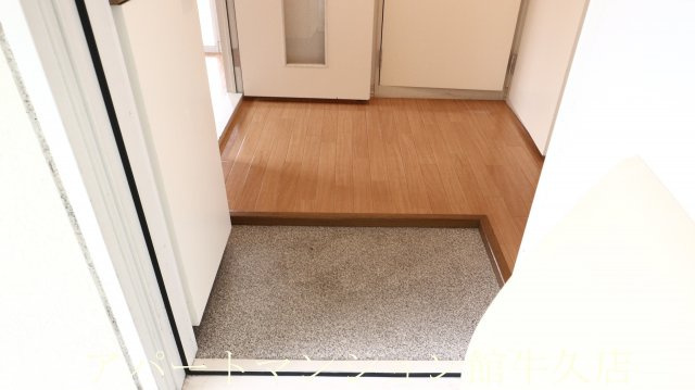 ハイツ・若草の玄関