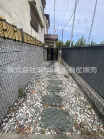 花園東町3丁目中古戸建の外観|旗竿地の為、玄関までのアプローチが長く、「隠れ家」的プライベート感が得られます！