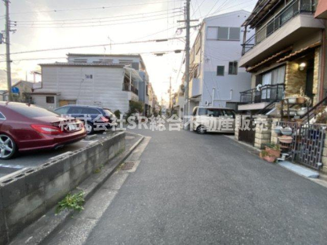 花園東町3丁目中古戸建の前面道路含む現地写真|弊社は、中古戸建のご紹介、その後のリフォームのご提案、
賃貸物件のご紹介、すべてご対応可能です。
お客様にあったプランをご提案致します。
まずはお問合せ下さいませ。