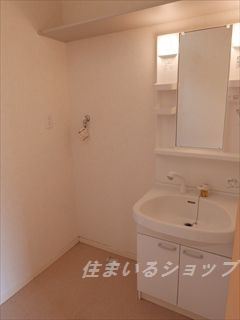 広島市安佐北区亀山１丁目のアパートの洗面所|シャンプードレッサー・上部に棚あり