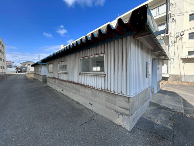秋田市　2棟一括　1棟マンションの外観
