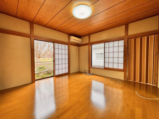 【洋室】 | 千葉市若葉区桜木町3丁目　中古戸建 | ゆとりの8帖居室で使い分け自在な快適空間です♪引き戸で広さを活かして家具配置も自由自在です！