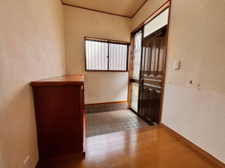 【玄関】 | 千葉市若葉区桜木町3丁目　中古戸建 | 玄関はシューズインクローク付き。靴の収納が多くまとめてスッキリ収納できます！
