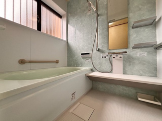 【浴室】 | 千葉市若葉区桜木町3丁目　中古戸建 | 一日の疲れを癒してくれる浴室は広々とした浴槽です。水はけを良くする機能のもありますので、お風呂掃除も楽になりますね♪