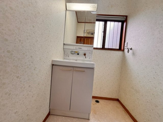 【独立洗面台】 | 千葉市若葉区桜木町3丁目　中古戸建 | 歯磨き、メイク、整髪。ゆとりの洗面スペースは、ご家族と時間が重なっても快適にお使いいただけます。掃除も簡単で清潔に使用できます♪
