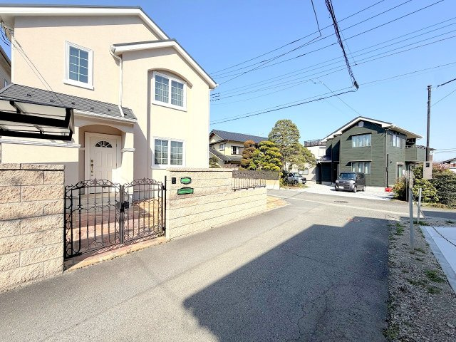 あきる野市伊奈　中古戸建の前面道路含む現地写真