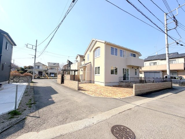 あきる野市伊奈　中古戸建の前面道路含む現地写真