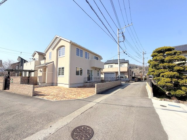 あきる野市伊奈　中古戸建の前面道路含む現地写真