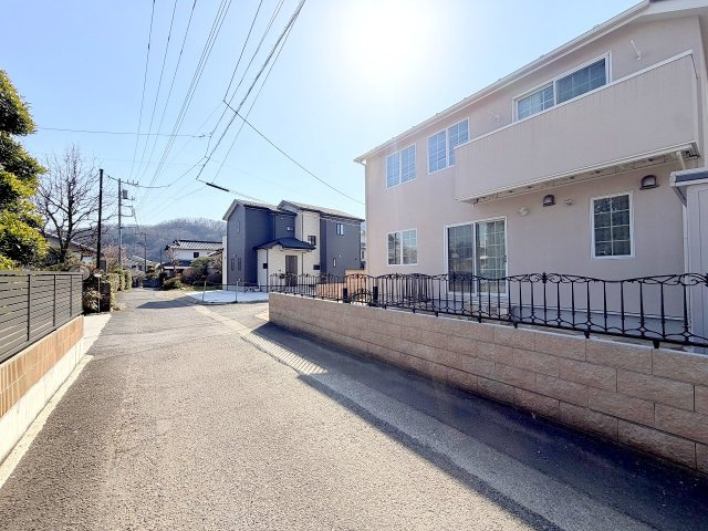 あきる野市伊奈　中古戸建の前面道路含む現地写真