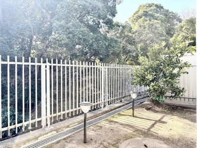 【中庭】 | コスモ白根公園B棟 | ◆お手入れのしやすいちょうどよいサイズ感のお庭付き。植栽や家庭菜園等多目的にご利用いただけるプライベート空間。