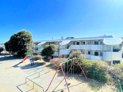 【外観】 | コスモ白根公園B棟 | ◆堂々たる趣ながら、主張し過ぎずどこか余裕を感じさせるシャープなフォルムで佇む邸宅は、晴天の空と照らし合わせる事で、本来あるべき完成形の姿を見せてくれます。