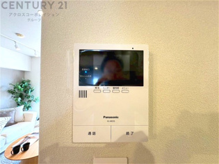 訪問者が来たときにテレビ画面で確認できるため、安心してドアを開けられます。録画機能があるものもあり、留守中に来訪者を記録しておくことができます。利便性が高く、セキュリティ面でも安心です。