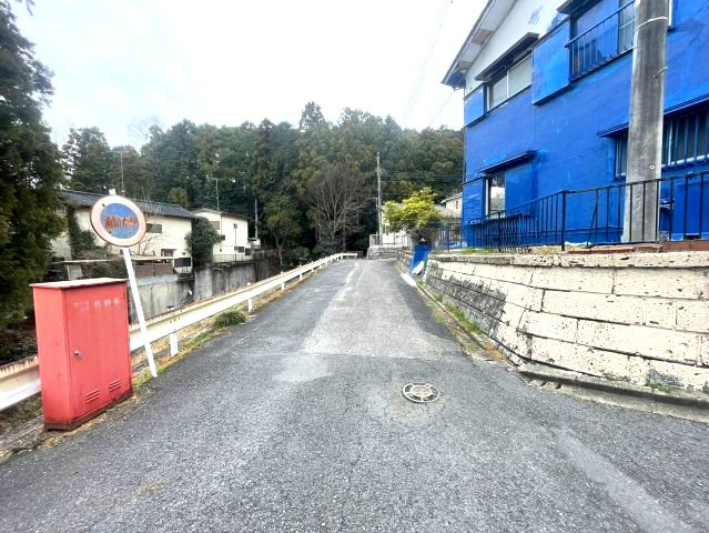 目印になる青い家　人と被らない住まいの前面道路含む現地写真|前面道路含む現地写真です