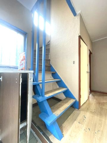 目印になる青い家　人と被らない住まいの内装|階段です