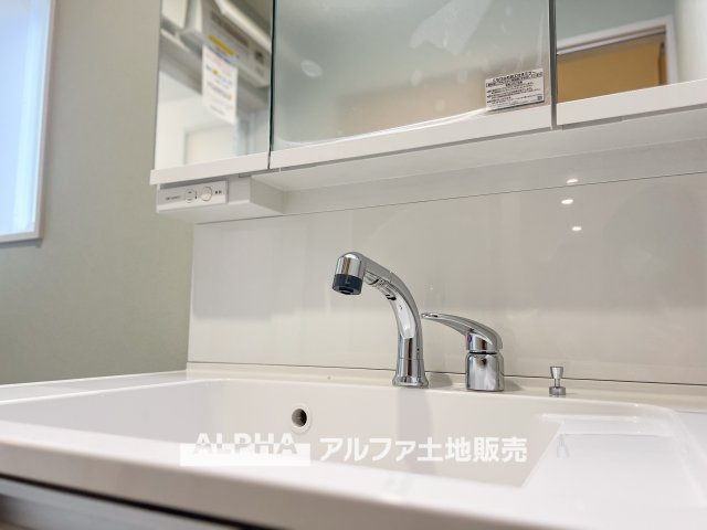 福生市福生　Ⅰ期　1号棟の独立洗面台|【Vanit】◆洗面台◆身支度がしやすい洗面台は、収納力にも配慮した設計。朝の準備から帰宅後まで、家族みんなが使いやすい空間です。