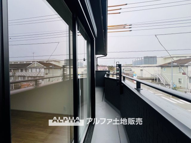 福生市福生　Ⅰ期　1号棟のバルコニー|【Soft Horizon】
◆空とつながる暮らし◆
広がる景色が、心の視界までひらいてくれる。過ごすほどに、毎日の一瞬一瞬が大切に感じられる住まい。