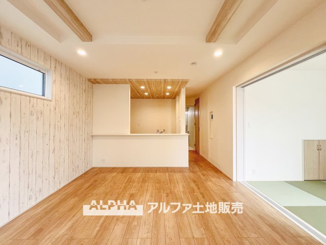 福生市福生　Ⅰ期　1号棟の居間・リビング|【A cozy space】◆余白のある暮らし◆
人を招いても、ひとりで過ごしても心地よい住空間。
温もりを感じるこの場所が、暮らしの輪郭をやさしく描いていく。