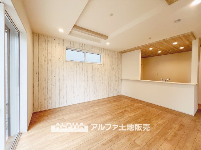 福生市福生　Ⅰ期　1号棟の居間・リビング|【A warm space】◆心がほどける場所◆
ゆとりある空間が、日常に静かな余白をつくる住まい。人を迎えることが自然になり、暮らしのリズムも穏やかに整っていく。