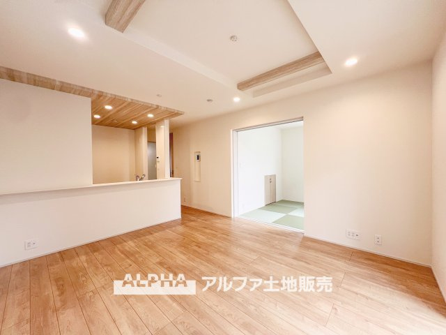 福生市福生　Ⅰ期　1号棟の居間・リビング|【Gentle Time】◆やさしい時間が流れる場所◆
包み込むような空間が、日々の緊張をそっと解く。ここで過ごすうちに、時間も人との関係も、心地よく変化していく。