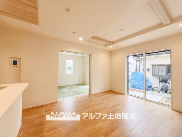 福生市福生　Ⅰ期　1号棟の居間・リビング|【Warm Light】
◆ぬくもりに満ちた場所◆
差し込む陽だまりが、心の奥までやさしく照らす。過ごすほどに、この場所が帰りたくなる存在へと変わっていく。