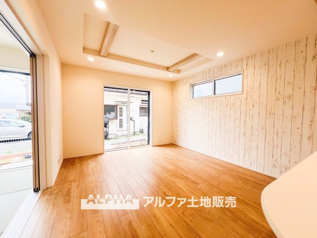 福生市福生　Ⅰ期　1号棟の居間・リビング|【Quiet Comfort】
◆静けさとともに◆
外の喧騒を忘れさせる落ち着きが、日々に余白を生む。ここでの時間が、自然と笑顔を増やしていく。